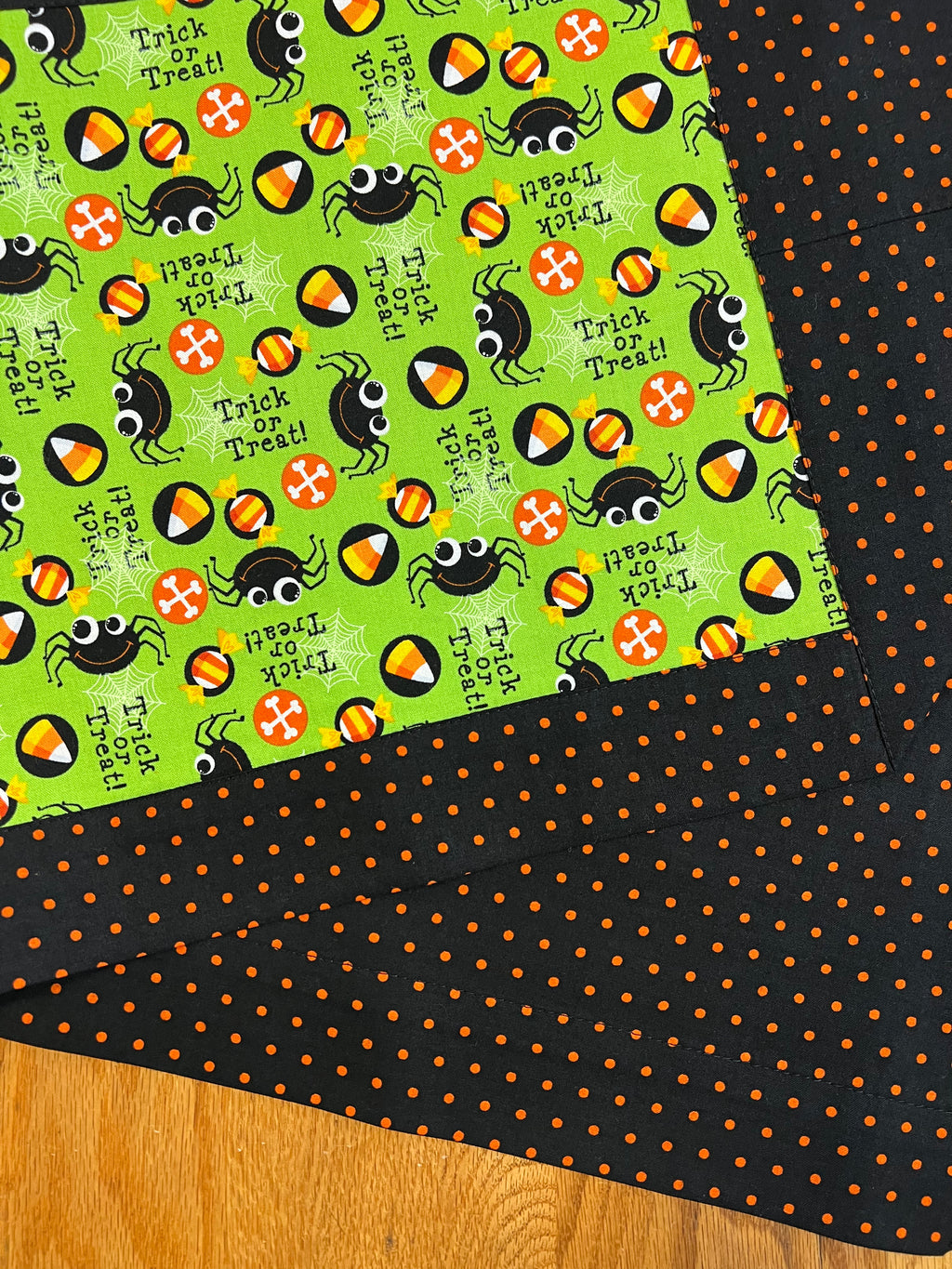 CHRIS' CREATIONS #H2 Trick Or Treat Spiders table runner
