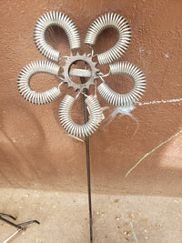 TWISTED IRON: Spring Flower yard stake